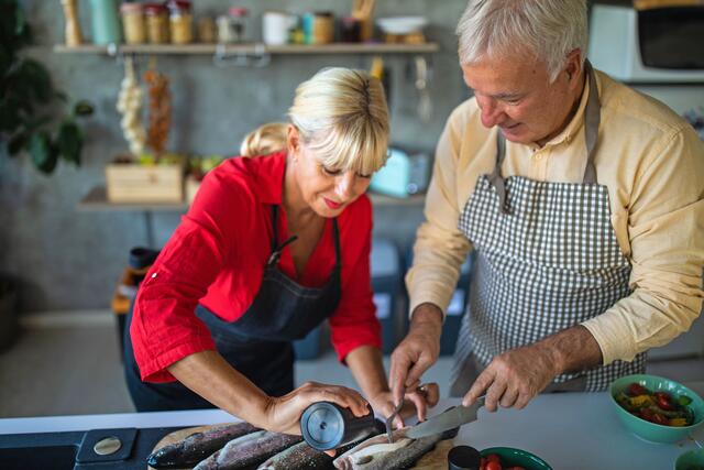 Seefisch ist eine natürliche Jodquelle und auch sonst sehr gesund. Er sollte regelmäßig auf den Tisch kommen. | Foto: djd/www.forum-schilddruese.de/Getty Images/Miodrag Ignjatovic