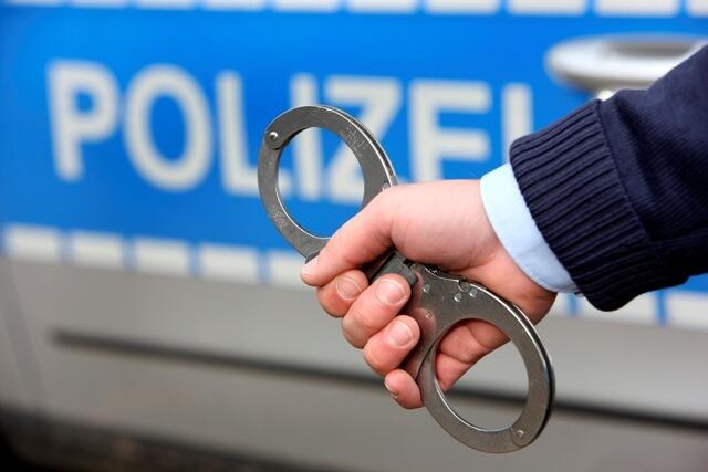 Eine 20-jährige Frau lag auf der Motorhaube ihres Cabrios, während ein Mann bei der Polizei vorfuhr. | Foto: Symbolbild Polizei