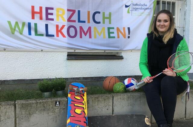 Sarah Louis – Einrichtungsleitung der KJA Köln vor dem „Parlippo“ in Hürth. | Foto: KJA