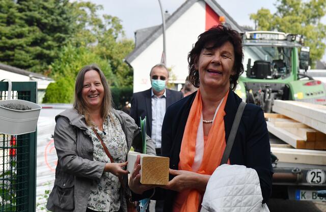 Bezirksbürgermeisterin und Schirmfrau Sabine Stiller (r.), Projektkoordinatorin Alexandra Remmel (l.) und Stiftungsratsvorsitzenden Hans-Peter Mertens halfen beim Aktionstag 2021 mit.  | Foto: zVg