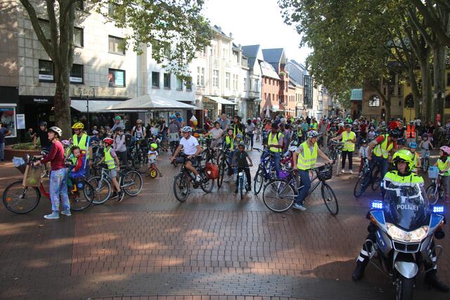 Im vergangenen Jahr trafen sich die „Kidical-Mass“-Teilnehmer vor ihrer emo-Radtour auf dem Frechener Rathausplatz.  | Foto: Archiv/ Kathrin Kerner