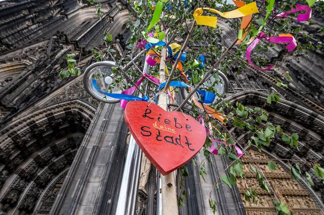 Selbst der Dom bekommt seinen Maibaum.	
  | Foto: Uwe Weiser