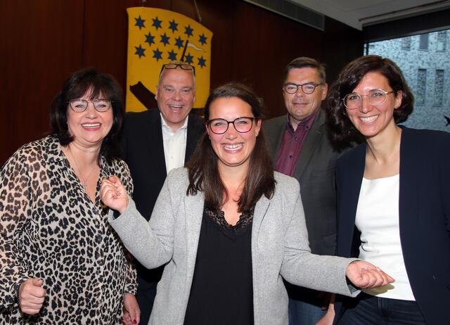 Große Freude bei Lena Obliers (M.) über die Entscheidung der Findungskommission, sie nach 2020 und 2021 erneut zur desiglierten Wäscherprinzessin zu ernennen.