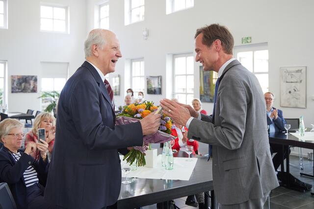 Während des Festakts: Dr. Klaus Ley und Dr. Ulrich Meyer-Doerpinghaus, Direktor der Universitäts- und Landesbibliothek Bonn beim Festakt vor rund 60 geladenen Gästen.  | Foto: Volker Lannert / Uni Bonn