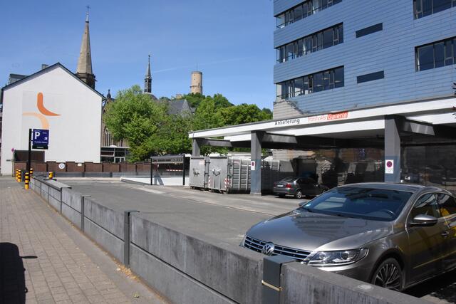 An der Westseite der Fronhofer Galeria wurde nach dem Extremunwetter von 2016 eine Mauer errichtet, damit das Gebäude und die Tiefgarage nicht mehr ungehindert volllaufen können.  | Foto: AS