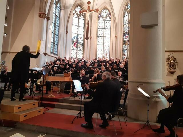 Beim großen Benefizkonzert in der Marienkirche in Bad Godesberg wurden der Projektchor und die Solisten sowie Instrumentalisten gemeinsam mit Chorleiterin Maria Bennemann mit viel Beifall belohnt. | Foto: as