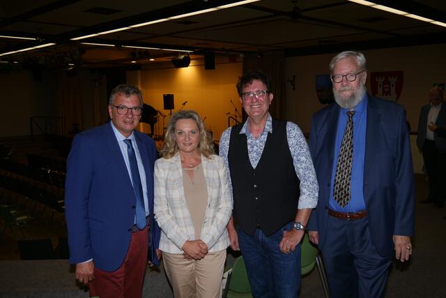 Bürgermeister Stephan Vehreschild, Barbara Florin, Christoph Brüske und Professor Friedemann Immer (von links) bei der Feierstunde.