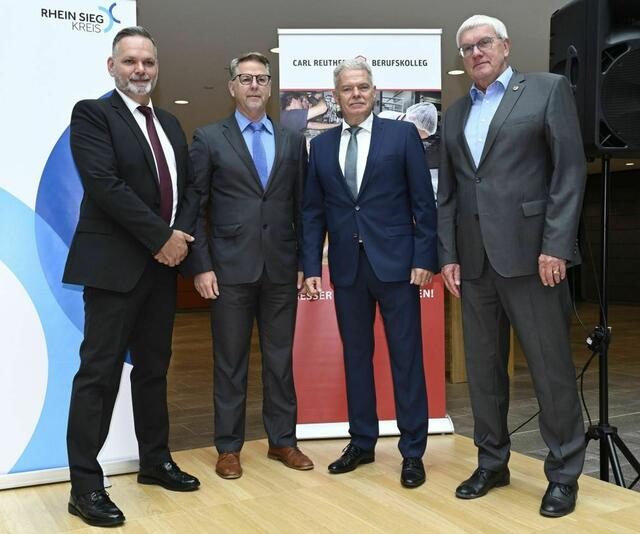 Landrat Sebastian Schuster (rechts) verabschiedete Schulleiter Günther Au (2.v.r.) in feierlichem Rahmen am Carl-Reuther-Berufskolleg des Rhein-Sieg-Kreises in Hennef gemeinsam mit Thomas Wagner, Schul- und Bildungsdezernent des Rhein-Sieg-Kreises (2.v.l.) und Karsten Kloß, Leitender Regierungsschuldirektor der Bezirksregierung Köln (links).  | Foto: Kreis