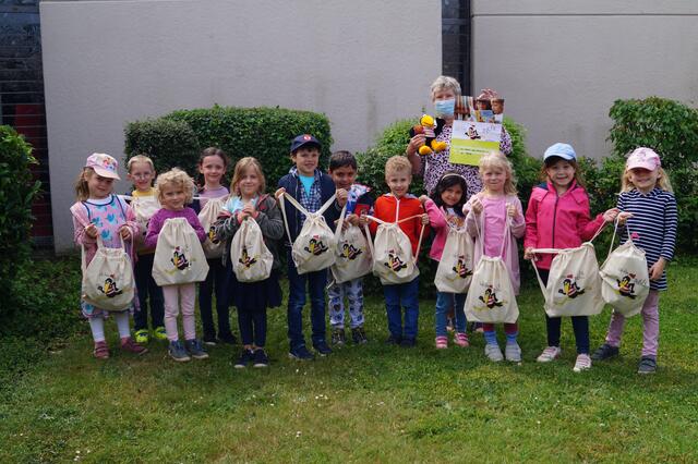 Nach dem erfolgreichen Abschluss der "Bibfit"-Aktion bekamen die Kinder neben ihrem Bibliotheksführerschein auch noch einen tollen Rucksack. | Foto: KiTa