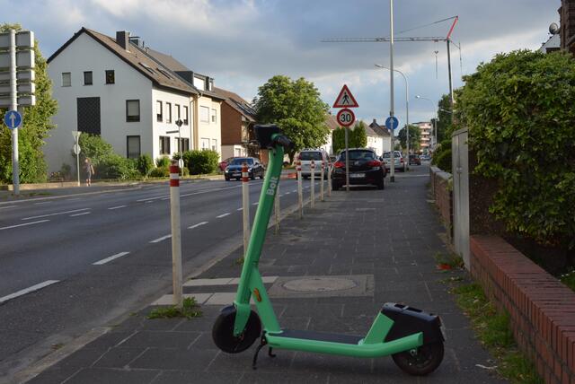 Verkehrswidrig abgestellte E-Roller wie hier an der stark befahrenen Römerstraße könnten in Brühl noch lange Zeit für Ärger sorgen.  | Foto: Brodüffel