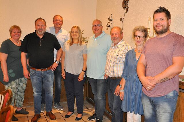 Es geht weiter: Der neue Vorstand des Alfterer Gewerbevereins um seinen neuen Vorsitzenden Daniel Faßbender (4. von rechts). | Foto: Frank Engel-Strebel