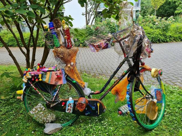 Im Rahmen der Projektwoche entstand auch diese Müll-Skulptur. | Foto: Kinderhaus