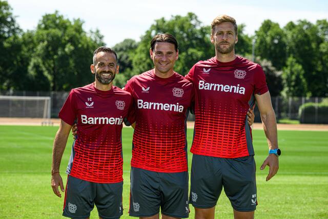Doppelter Zuwachs für das Athletikteam der Lizenzmannschaft von Bayer 04: Ismael Camenforte Lopez (links ) mit Trainer Gerardo Seoane, zuvor im Nachwuchsbereich des Werksklubs für die Trainings-Methodik verantwortlich, geht als Athletiktrainer in die neue Saison. Zudem verstärkt Markus Müller (rechts), der von Borussia Mönchengladbach an die Dhünn wechselt, das Team in selbiger Funktion. | Foto: Bayer 04
