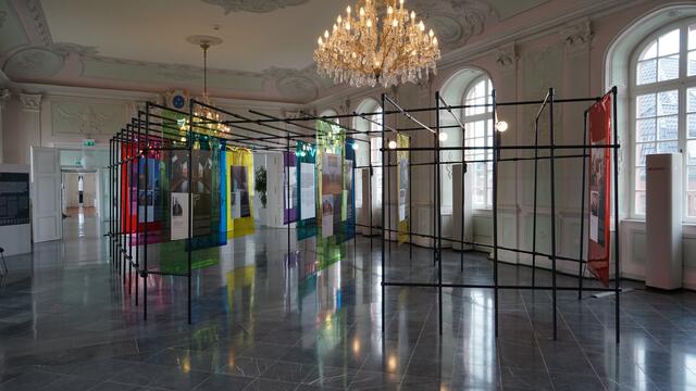 Letzte Station der Wanderaustellung „Fluch und Segen. Kirchengebäude im Wandel“ ist im Kaisersaal der Abtei Brauweiler.  | Foto: Richard Irmler (LVR)