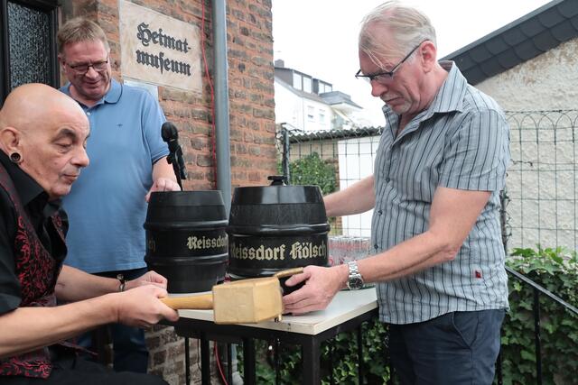 Bezirgsbürgermeister Christian Trützler ließ es sich nicht nehmen, ganz obligatorisch das erste Bierfass anzuschlagen.  | Foto: we