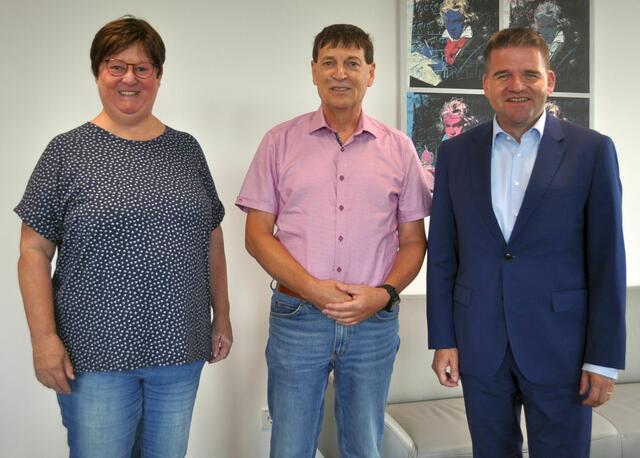 Gemeinsam mit Bettina Wilms (links) verabschiedet Bürgermeister Holger Jung (rechts) den Polizisten Heinz Dahmen (Mitte). | Foto: Stadt Meckenheim