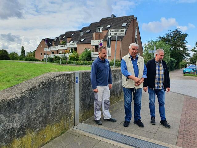 Ortstermin vor den geplanten Maßnahmen zum Schutz gegen Hochwasser (von links): Uwe Franzke, Geschäftsführer des Bauunternehmens Oelsner, Deichhauptmann Heiner Pohlmann und Andreas Johanns von der Tiefbaufirma Doms besprechen die Vorgehensweise.  | Foto: Gabi Knops-Feiler