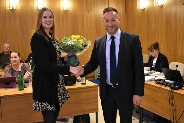 Bürgermeister Andreas Heller gratulierte Sarah Schneider zu ihrer Wahl als neue Elsdorfer Schiedsfrau. | Foto: Stadt Elsdorf