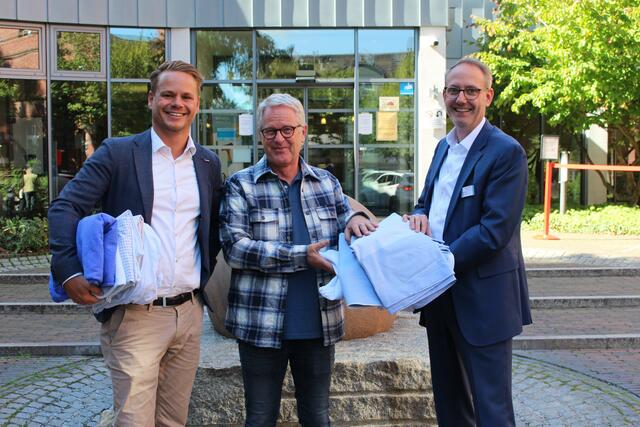 Der Vereinsvorsitzende Georg Schorn (Mitte) bedankt sich herzlich bei Jan Patrick Glöckner von der GFO Klinik Brühl – Marienhospital (rechts) und bei Rafael Golombiewski der Elis GmbH. | Foto: Bon Secours