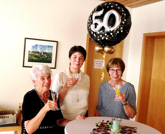 50 Jahre ökumenische Bücherei - auf weitere erfolgreiche Jahre stoßen die ehemalige und die aktiven Leiterinnen an: Anneliese Neuber, Sigrid Altwicker und Christel Krey (v.l.).  | Foto: Steimel