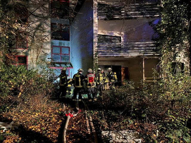 Zur Brandursache und zur Schadenshöhe kann die Feuerwehr keine Angaben machen. Die Polizei hat die Ermittlungen zur genauen Brandursache aufgenommen.  | Foto: Feuerwehr Bergheim
