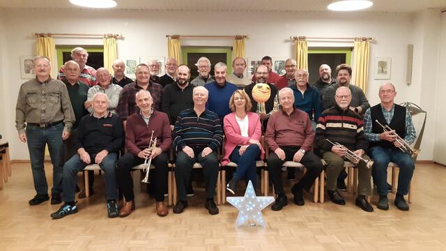 Nach der Probe für das Weihnachtskonzert entstand das Gruppenbild des Männer-Gesang-Verein „Liederkranz“.  | Foto: MGV