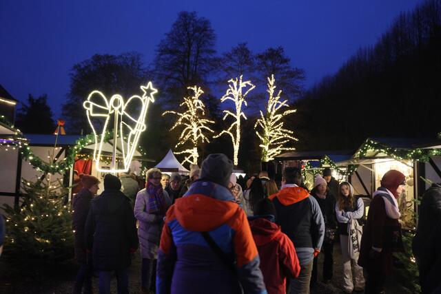 Der Engelskirchener Engel erstrahlt über den Werkaufsständen beim Christkindmarkt.  | Foto: Michael Kupper