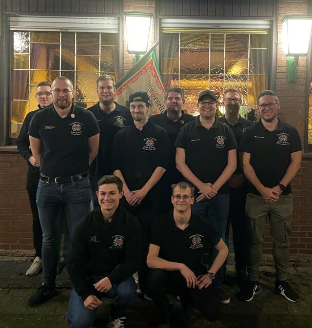 Kevin Ensen (vorne links) und Jan Schmidt (vorne rechts) führen nun die Niederkasseler Junggesellen.  | Foto: JGV