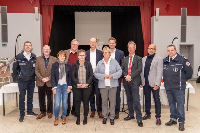 Den erweiterten Vorstand bilden (von links) Dennis Benson (Vorsitzender OV Leverkusen), Walter Heßlenberg, Dr. Sabrina Wosnitza als neue Kreisverbandsärztin, Dr. Manfred Piepenburg ,Birgit Lagojda (Vorsitzende OV Bergisch Neukirchen), Markus Grawe , Annegret Bruchhausen-Scholich , Matthias Gotschika , Dr. Josef Peters , Uwe Beenen (Vorsitzender OV Opladen), Torsten Thun als Kreisbereitschaftsleiter. Nicht auf dem Bild: Dr. Daniela Illmann als JRK-Kreisleiterin und Jürgen Hasebrink (stellv. Vorsitzender OV Hitdorf). | Foto: DRK