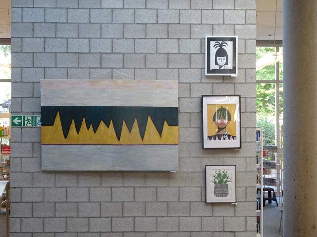 Ausstellung der Erwachsenen Kunstklasse in der Bibliothek (2022).  | Foto: Stadt