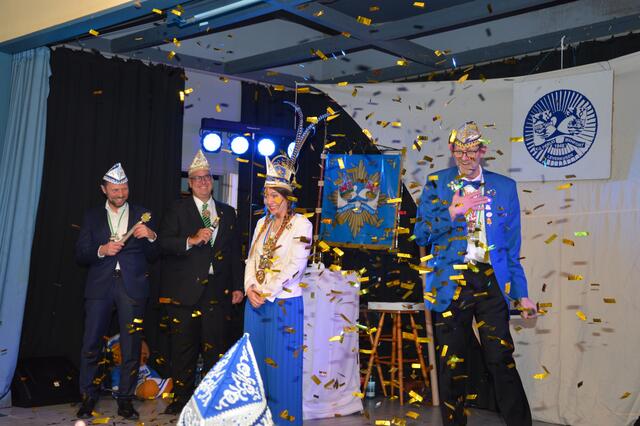 Die frisch gekürte Präsidentin Jeanette Oster  mit OB Uwe Richrath (von links) FLK-Präsident Thomas Lingenauber und Vorsitzender Thorsten Klatt im Konfettiregen.  | Foto: Ursula Willumat