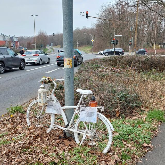 Ein Geisterfahrrad steht als Mahnmal in der Nähe der Kreuzung, an der im Dezember 2021 ein 15-jähriger Schüler tödlich verunglückte.  | Foto: Thiele-Effertz