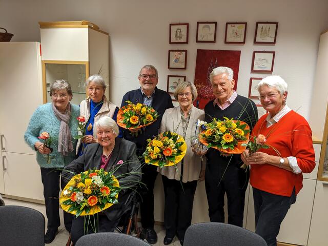 Hanneliese Dörmann (von links), Gisela Heinzelmann, Gerd Weber, Anne Weber, Richard Kuntze, Sonnhild Mey. Mitte: Ingeborg Meuter-Reckermann.Nicht im Bild: Karin Junghänel und Sabine Hansen Simon. | Foto: Michael Altmeyer-Lange