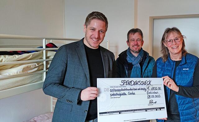 Besuch mit Scheck im Gepäck: (v.l.) Landrat Markus Ramers überreichte in der Caritas-Wohnungslosenhilfe einen Spendenscheck in Höhe von 1832 Euro an die Caritas-Vorstandsmitglieder Martin Jost und Maria Surges-Brilon.  | Foto: Carsten Düppengießer