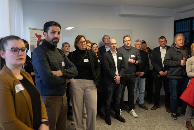Interessiert hörten die Gäste des BusinessTreffs der Vorstellung von BWLC Braschoß & Coll. Partnerschaft Steuerberatungsgesellschaft zu. | Foto: SEG Niederkassel mbH/Julia Hake