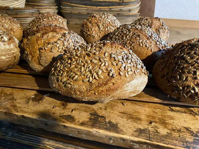 Leckeres Dinkelvollkornbrot gibt es jetzt wieder aus dem Holzbackofen. | Foto: VVW-PR