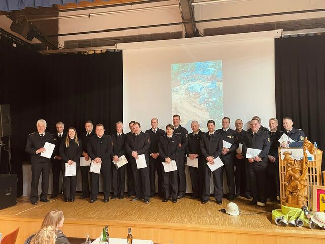 Gemeinsam mit Thomas Weiler ehrte die Wehrleitung viele Feuerwehrleute für ihre langjährige Mitarbeit.  | Foto: Feuerwehr Frechen