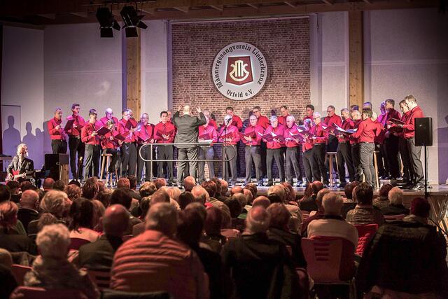 Die Sänger des MGV Urfeld singen zum 150-jährigen Bestehen ihres Vereins.   | Foto: Jörg Kunz