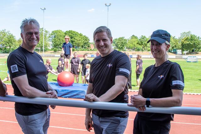 Freuen sich über den Erfolg der ersten Inklusiven Sportwoche im Kreis Euskirchen: Georg Richerzhagen (vorn v.l.), Geschäftsführer NE.W, Markus Ramers, Landrat Kreis Euskirchen, und Sabine Sistig, Kommunales Bildungs- u. Integrationszentrum.  | Foto: Tameer Gunnar Eden/Eifeler Presse Agentur/epa