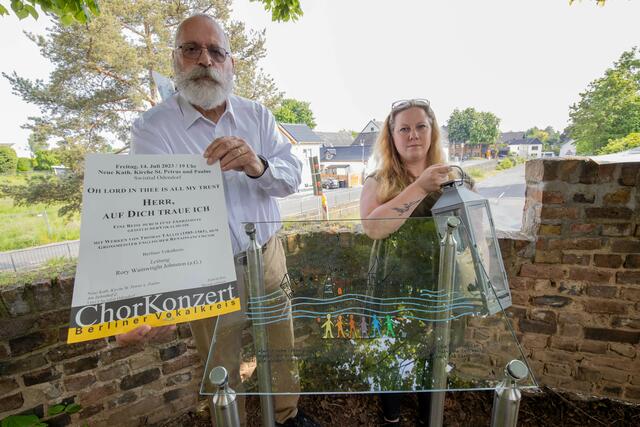 Tamara Kopelke und Klaus Jansen bei der Ankündigung des Konzerts zum Gedenken an die Flutopfer und zur Unterstützung der Flutopferhilfe an der Gedenktafel hinter der alten Kirche Sankt Petrus und Paulus in Swisttal Odendorf.  | Foto: prl