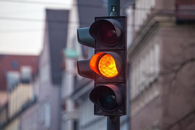 Die Ampel sprang auf Gelb, eine Autofahrerin hielt an. Da fuhr ihr eine zweite mit ihrem Auto hinten drauf. Doch die Unfallverursacherin hatte keinen Führerschein und stand unter Drogen. | Foto: AdobeStock/Photocreatief