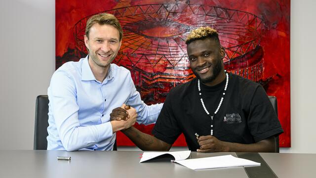 Geschäftsführer Simon Rolfes begrüßt den Topstürmer Victor Boniface in der Werkself.  | Foto: Bayer 04