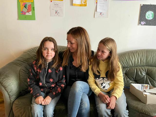 Unternehmerin Ana Frühauf wurde auf das Schicksal der Familie Trapp aufmerksam und organisiert Hilfe: (v.l.) Celina, Ana Frühauf und die jüngere Schwester Sophie. | Foto: Frühauf