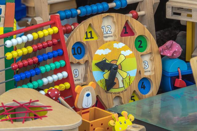 Für den Kinderflohmarkt auf dem Rathausplatz in Frechen sind noch Teilnahmeregelungen zu beachten. Unter anderem ist eine zuvorige Anmeldung unbedingt notwendig.  | Foto: Andre/Adobe.Stock.com