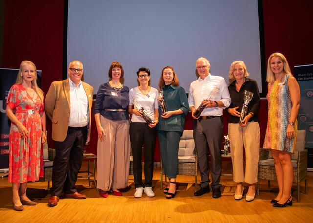 Ute Santander (3.v.l.) zog mit zufriedenen Gästen und Verantwortlichen ein positives Fazit der ­beiden „Bildungstage“.  | Foto: Katharina Oentrich