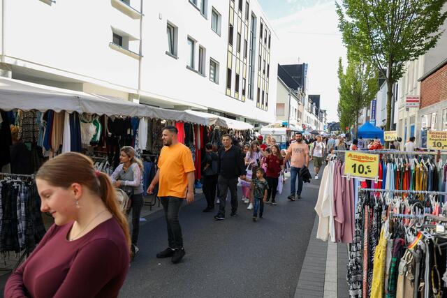 Den verkaufsoffenen Sonntag nutzten viele zum gemütlichen Einkaufsbummel mit der ganzen Familie.  | Foto: prl