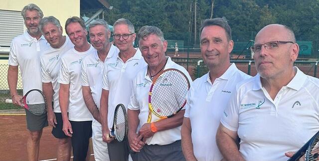 Die beide Teams, die fast identisch besetzt sind, auf der heimischen Anlage in Brüchermühle: Magnus Bürger, Franz „Juppi“ Steinfort, Andreas Söder, Peter Endemann, Jörg Schneider, Thomas Disselmeyer, Dr. Axel Hans, Matthias Riegel (v.l.).  | Foto: © TC Wiehltal