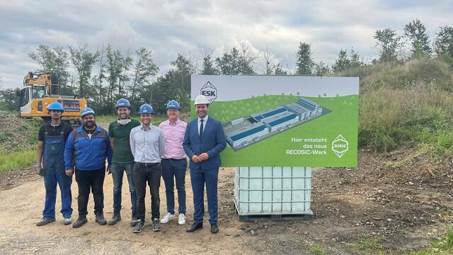 Der NRW-Landtagsabgeordnete Thomas Okos (rechts) besuchte ESK-SIC GmbH in Frechen-Grefrath. Das Unternehmen plant eine Siliziumcarbid-Recyclinganlage im Sinne einer Rohstoffveredelung, um das kritische Rohmaterial klimafreundlich in NRW herstellen zu können.  | Foto: Büro Thomas Okos MdL