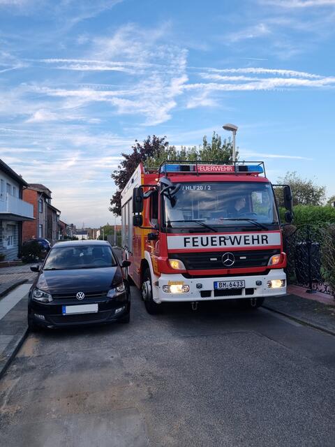 Mitarbeiter des Ordnungsamtes und Angehörige des Löschzugs Frechen hsben auf einem Hilfeleistungslöschfahrzeug verschiedene Engstellen in Frechen angefahren.  | Foto: Stadt Frechen