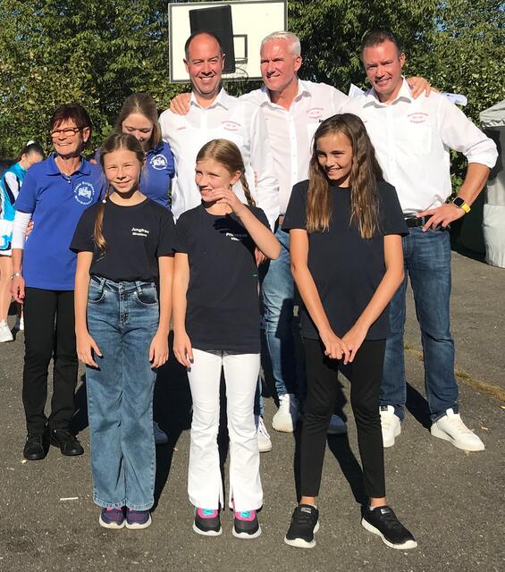 Jecke Gene und mit vollem Elan in die kommende Session: Das Wormersdorfer Dreigestirn und das Kinderdreigestirn. | Foto: Privat